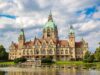Stadt Hannover mit neuem Rathaus im Maschpark