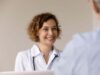 Eine junge Ärztin lächelt ihr Gegenüber an.
