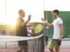 Zwei Männer spielen Tennis.