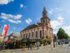 Stadt Worms mit Kirche und Eisdiele