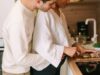 Schwangere Frau kocht mit ihrem Partner