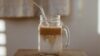 Kaffee mit Milch im Glas