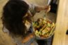 Frau isst Pute mit Salat