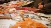 Fischtheke mit verschiedenen Fischen