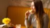 Frau sitzt in Cafe und isst
