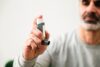 Mann mit Asthma Spray