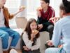 Teenager beim Fast Food essen