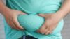Dicker Bauch von adipöser Person
