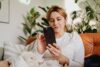 Frau liest etwas auf Handy