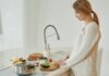 Schwangere Frau beim Kochen