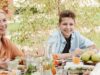 Familie mit Teenager isst zusammen